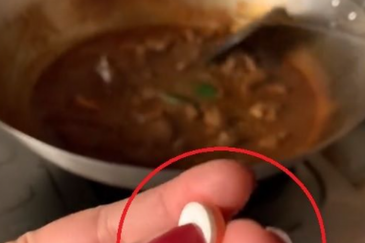 Heboh Seorang Wanita Masak Rendang Pake Bodrex Viral Tiktok, Ada Ada Aja Kelakuan Emak Emak Jaman Now!