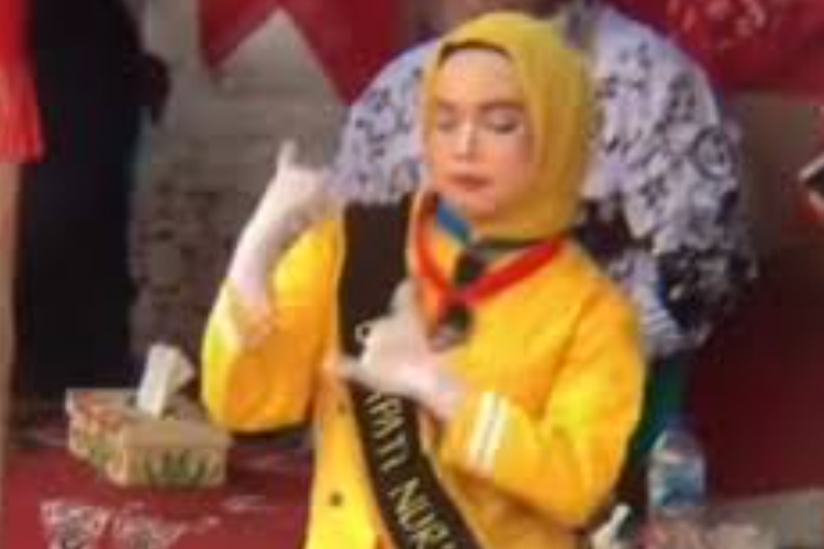 Viral! Video Gitapati Nuraini Trending Usai Goyang Pargoy dan Pakai Rok Mini yang Berhijab, Jadi Bahan Tertawaan Bapak-Ibu Undangan