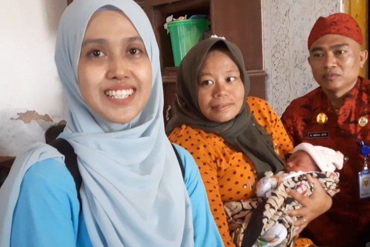 Profil dan Biodata Monique Marthalitha Seorang Bidan Viral yang Selamatkan Ibu Lahiran di Jalan Terjal Pegunungan