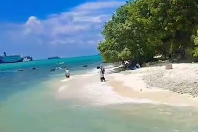 Cara ke Pulau Merak Kecil Lengkap Dengan Tarif Transportasi, Harga Tiket, Jam Operasional, dan Daya Tariknya 