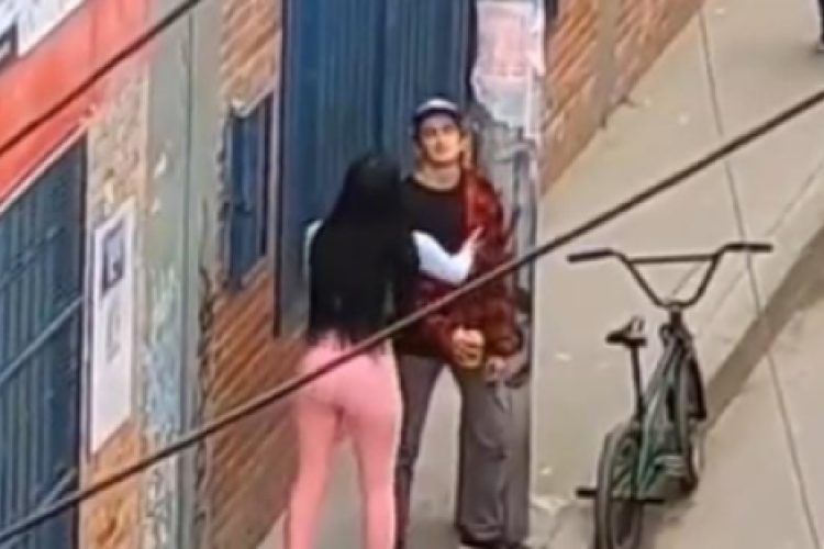 Ver Enlance Video Viral De La Bicicleta Y La Botella, donde una mujer 'carga a su novio borracho' con todo y bicicleta!