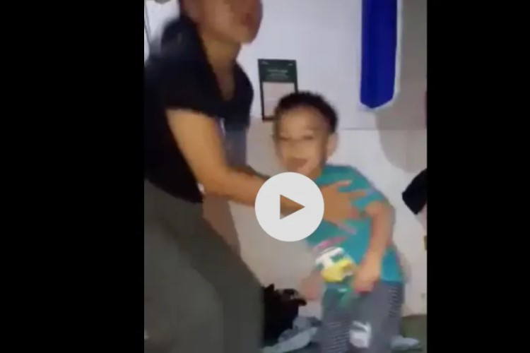 Viral Video Adik Kakak Baju Biru, Organ Vital Diemut Sampai Buang Air Tuai Kecaman Netizen 