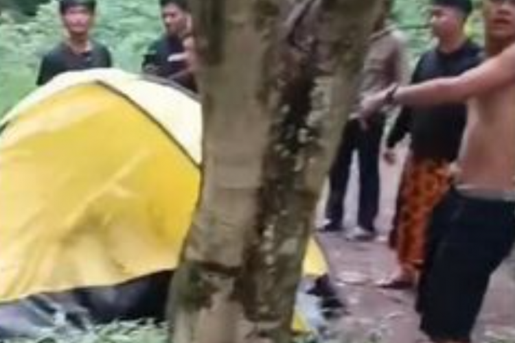 Geger! Video Sejoli Mesum di Tenda Kuning Viral Media Sosial, Bergoyang Hingga Digerebek Warga