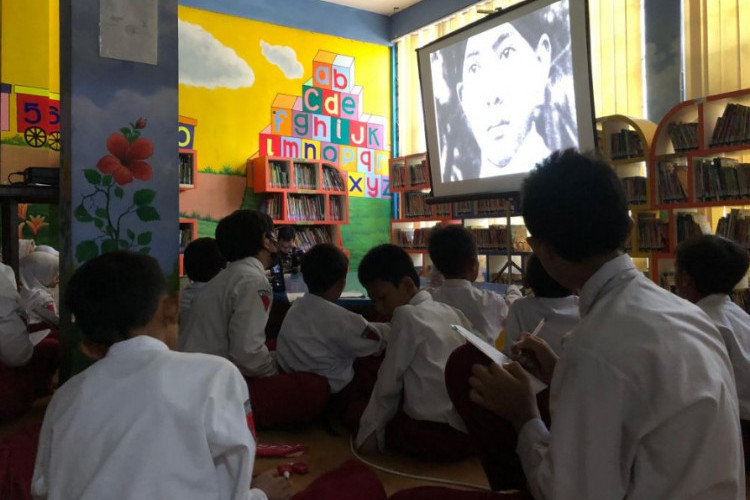 Kunjungan Wisata Buku, Perpustakaan Umum Surabaya Lakukan Nobar Film 'The Founding Father of Indonesia'!