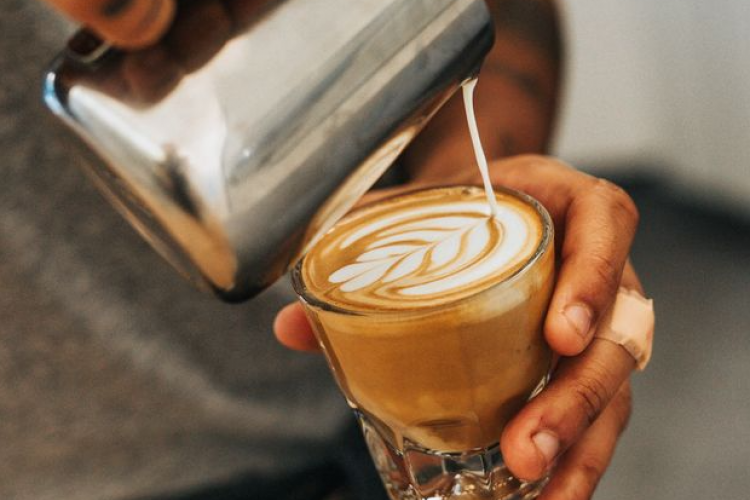 Doyan Ngopi? Intip Rekomendasi Tempat Ngopi Dekat Stasiun LRT Harjamukti, Cocok Buat Nongki Nongki Manja!