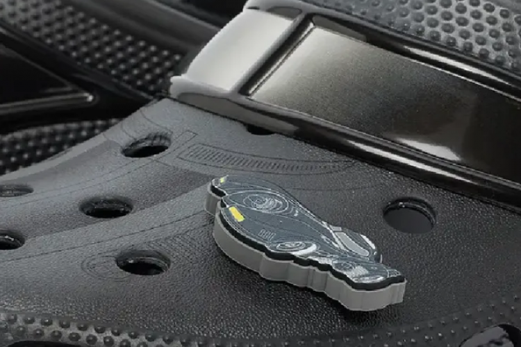 Where to Buy Batman x Crocs Classic Collaboration? New Products Inspired by Batman's iconic Batmobile!