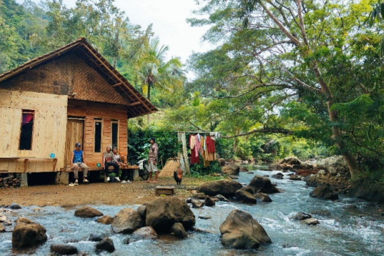 Begini Cara Akses Ke Kampung Terpencil Hutan di Tasikmalaya, Meski Masuk Pelosok Namun Pemandangan nya Asri!