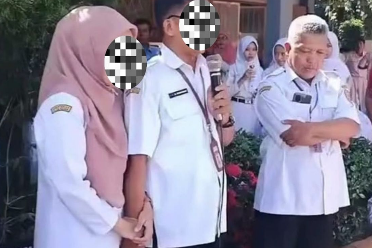 Video Ibu Guru Viral 2025, Gandengan Tangan di Depan 140 Siswa yang Demo Buntut Keterlambatan Finalisasi Penginputan PDSS