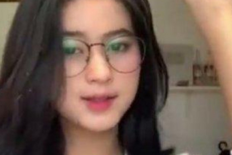 FULL Link Video Viral Mirip Nazwa Fidhia No Sensor HD, HOT! Ada Lelaki Tanpa Busana di Belakangnya